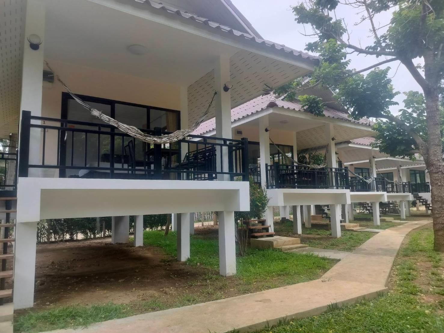 Family Hut Pai Hotel Exterior photo