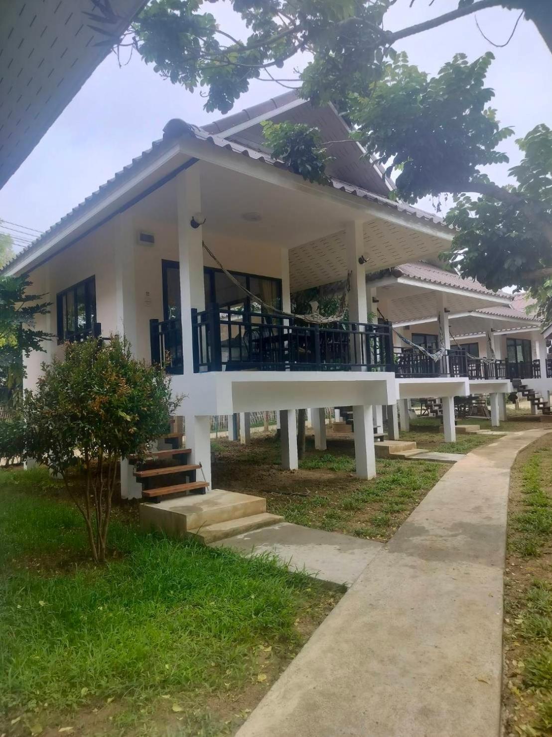 Family Hut Pai Hotel Exterior photo