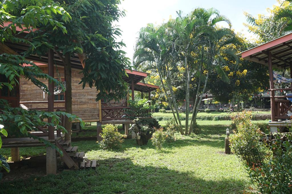 Family Hut Pai Hotel Exterior photo