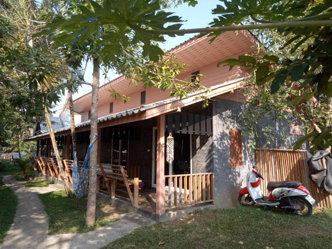 Family Hut Pai Hotel Exterior photo